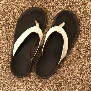 OluKai Ohana Flip Flops (size 8)